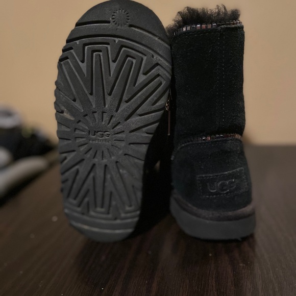 Girl Child Size 11 UGG Boots EXCELLENT CONDITION. - Picture 3 of 3